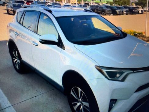 Used 2016 Toyota RAV4 XLE FWD image 2