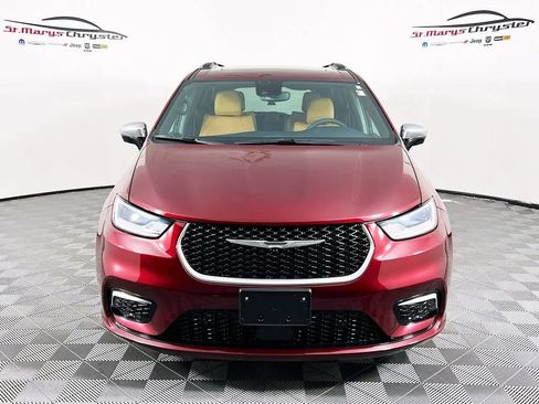 Used 2023 Chrysler Pacifica Pinnacle image 3