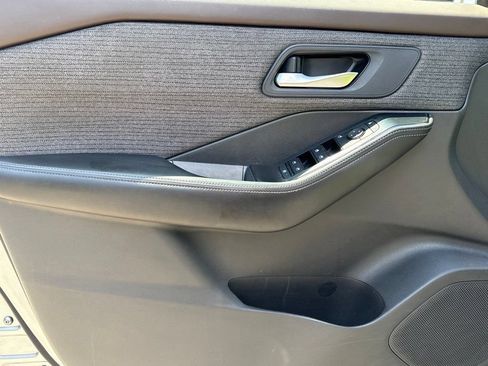 Used 2022 Nissan Rogue SV FWD image 9