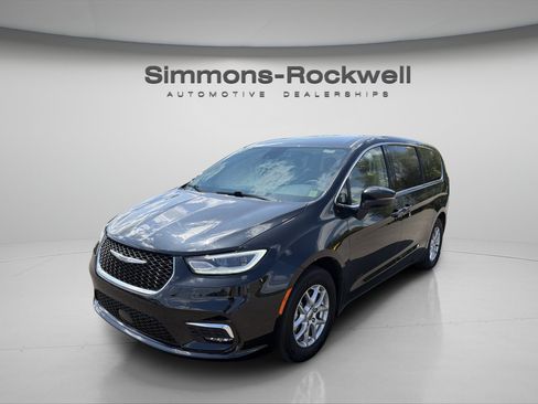 Used 2023 Chrysler Pacifica Touring-L FWD image 1