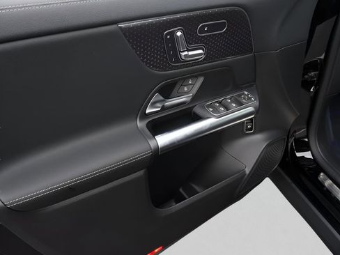 Used 2025 Mercedes-Benz GLA 250 4MATIC image 45