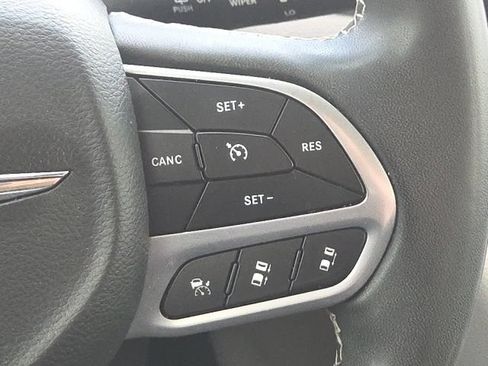 Used 2022 Chrysler Pacifica Touring-L FWD image 43