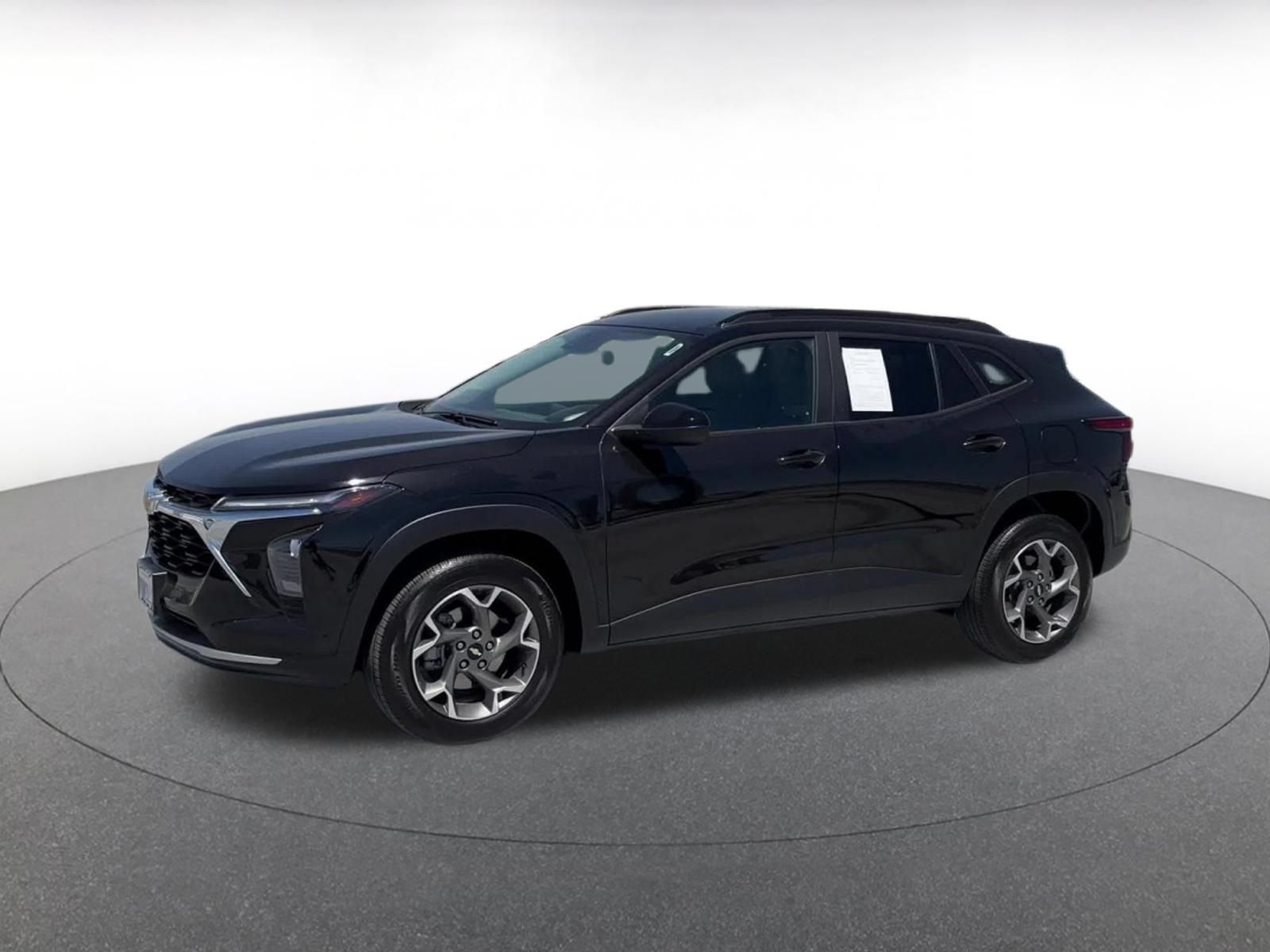 Used 2025 Chevrolet Trax LT FWD image 7