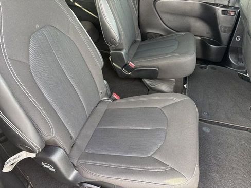 Used 2022 Chrysler Pacifica Touring image 36