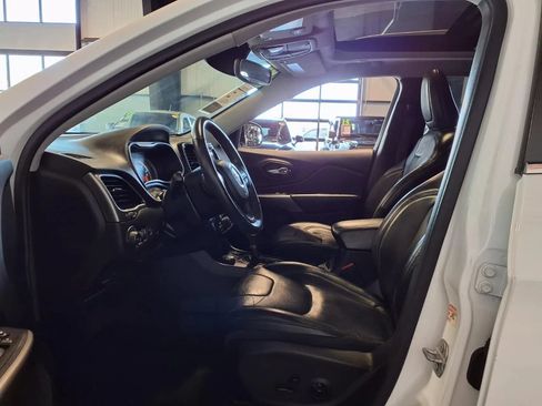 Used 2019 Jeep Cherokee Limited w/ Luxury Group AWD/4WD image 18