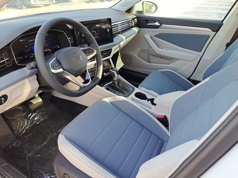 Used 2025 Volkswagen Jetta SE w/ Black Wheel Package image 12