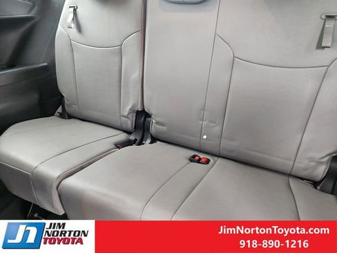 Used 2025 Toyota Sienna XLE image 33