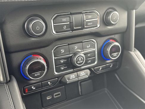 Used 2022 Chevrolet Tahoe Z71 w/ Luxury Package image 35