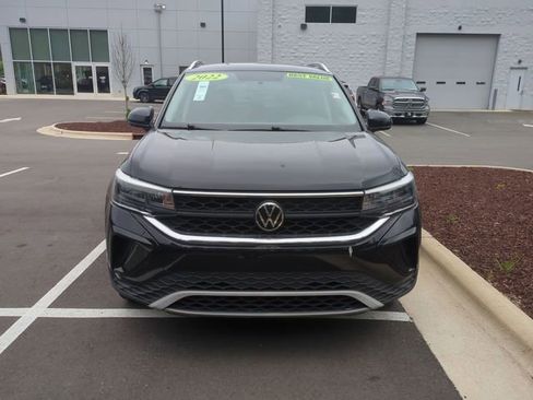 Used 2022 Volkswagen Taos SE FWD image 3
