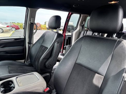 Used 2019 Dodge Grand Caravan SXT FWD image 14
