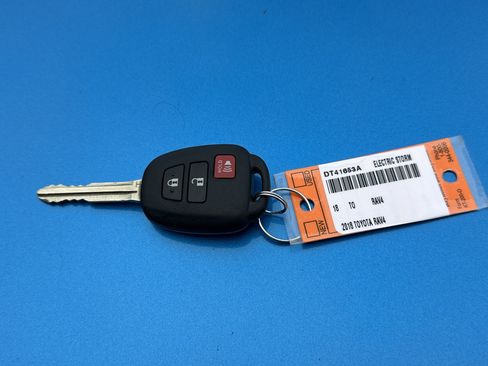 Used 2018 Toyota RAV4 LE FWD image 36