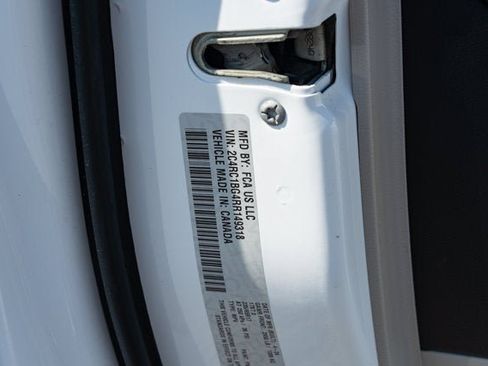 Used 2024 Chrysler Pacifica Touring-L FWD image 9