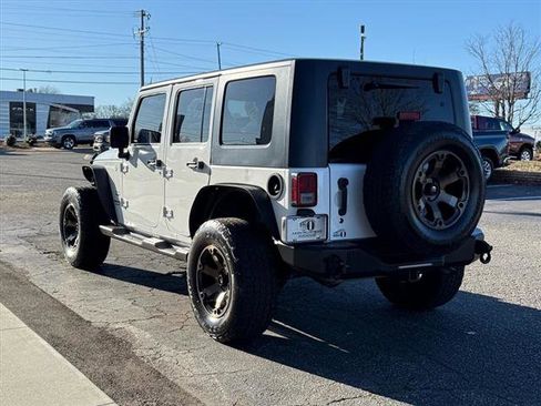 Used 2018 Jeep Wrangler Unlimited Sahara w/ Connectivity Group image 5