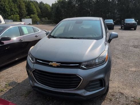 Used 2020 Chevrolet Trax LS FWD image 2