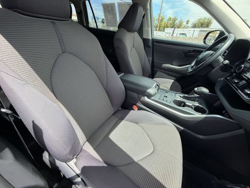 Used 2025 Toyota Highlander LE FWD image 37