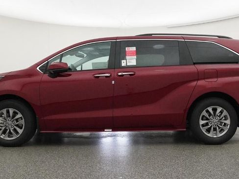 New 2026 Toyota Sienna XLE FWD image 19