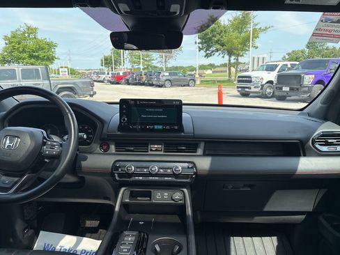 Used 2025 Honda Pilot TrailSport image 3