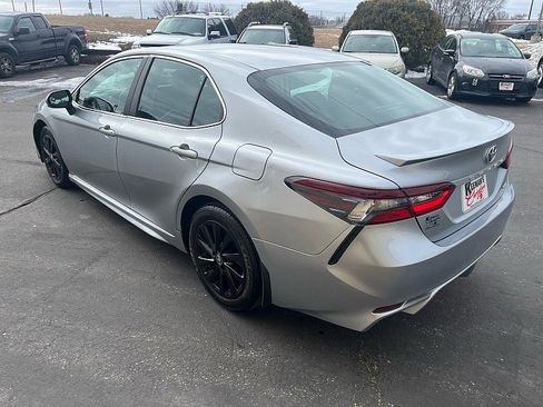 Used 2021 Toyota Camry SE image 5