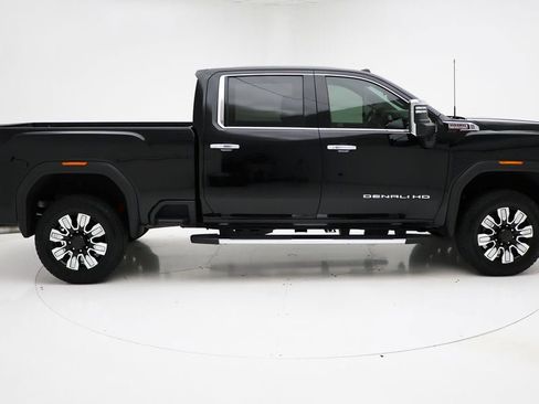 Used 2024 GMC Sierra 2500 Denali image 3