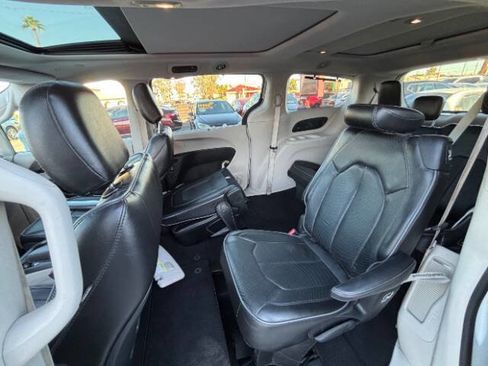 Used 2018 Chrysler Pacifica Limited image 13