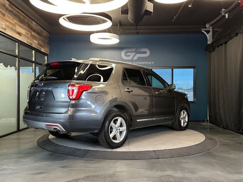 Used 2017 Ford Explorer XLT image 3