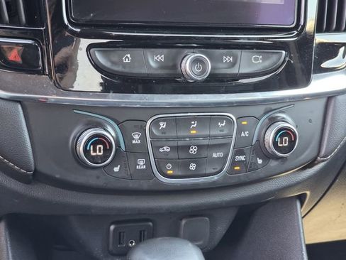 Used 2023 Chevrolet Traverse LT image 21