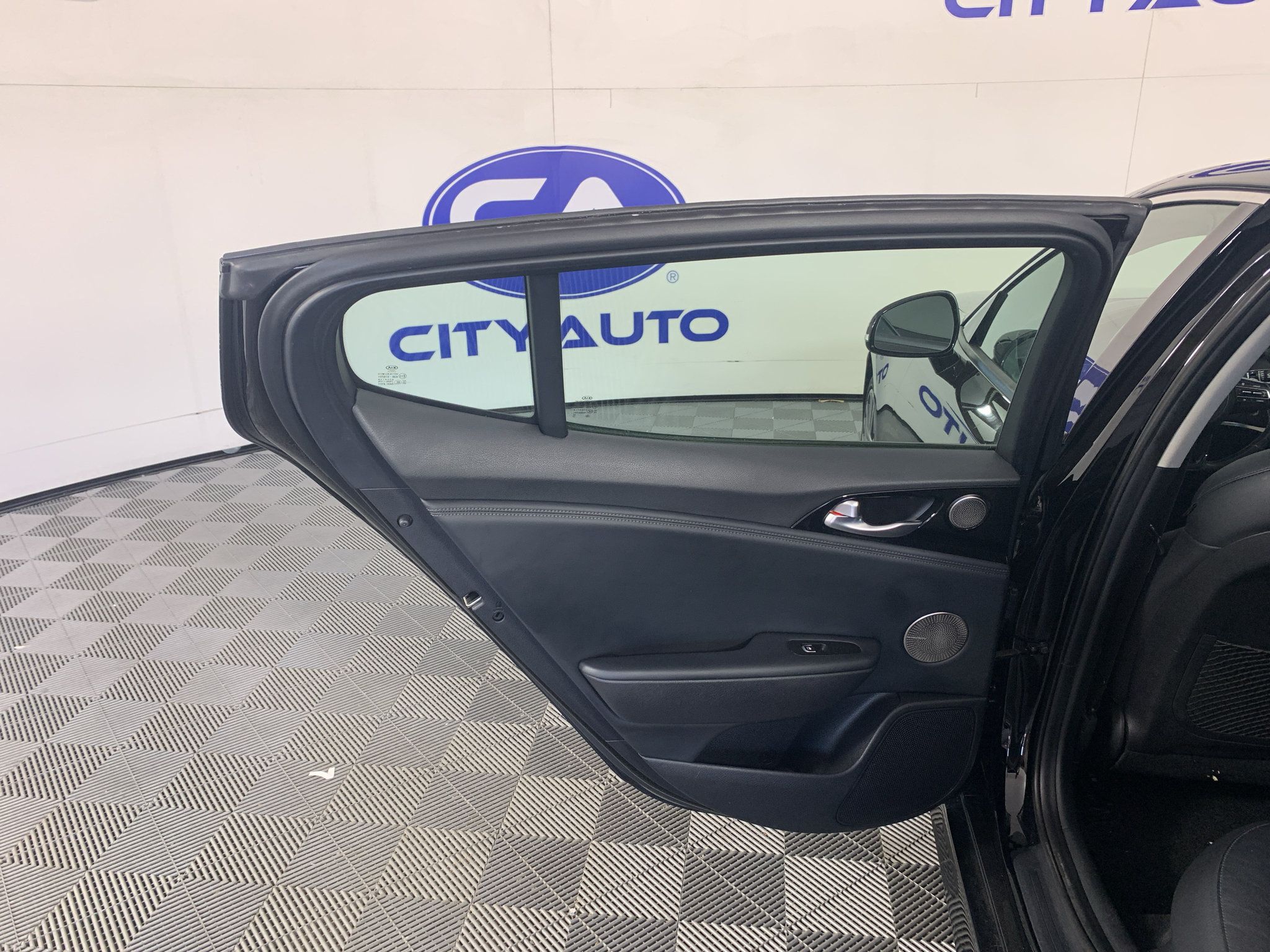 Used 2018 Kia Stinger Premium RWD image 28