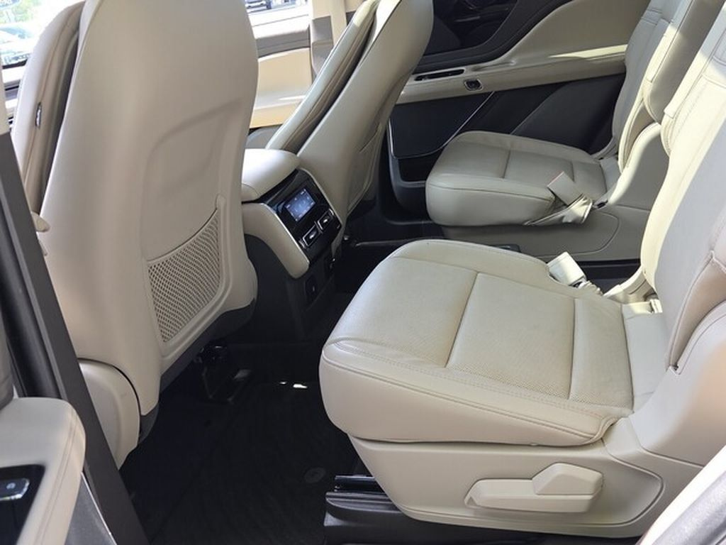 Used 2023 Lincoln Aviator Reserve w/ Equipment Group 201A AWD/4WD image 11