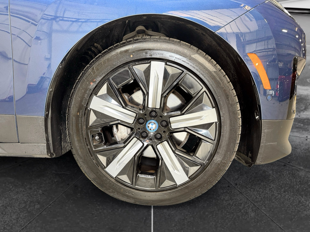 Used 2023 BMW iX xDrive50 w/ Premium Package AWD/4WD image 33