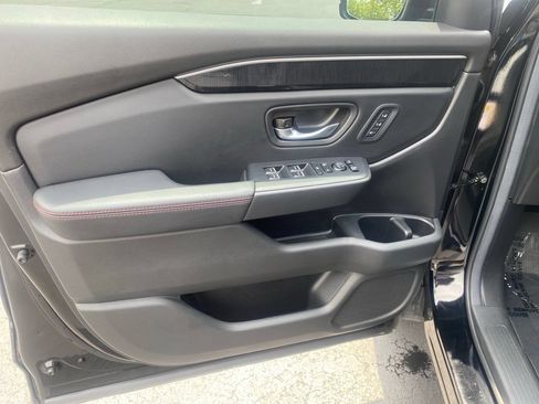 Used 2025 Honda Pilot Black Edition image 19