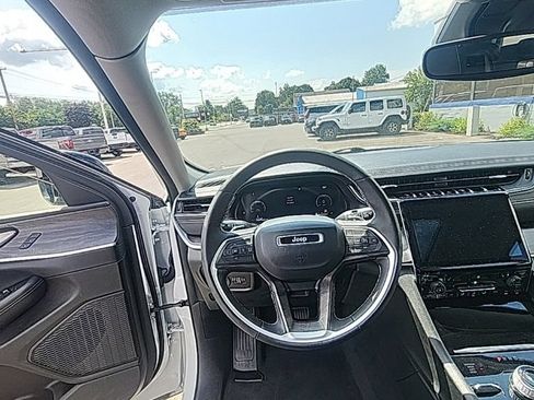 Used 2023 Jeep Grand Cherokee L Limited AWD/4WD image 2
