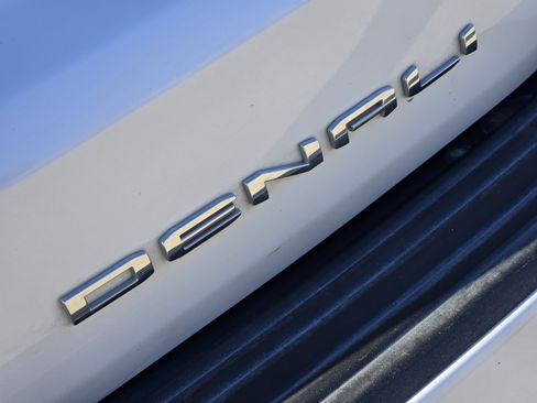 Used 2021 GMC Yukon XL Denali w/ Denali Premium Package image 15