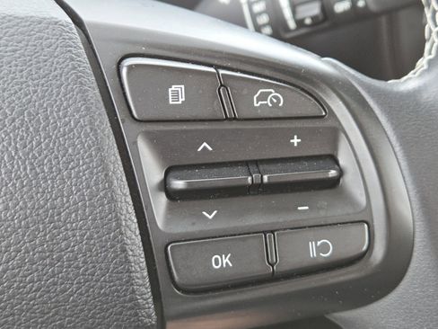 Used 2023 Hyundai Venue Limited FWD image 7