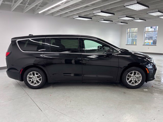 Used 2025 Chrysler Pacifica Select FWD image 14