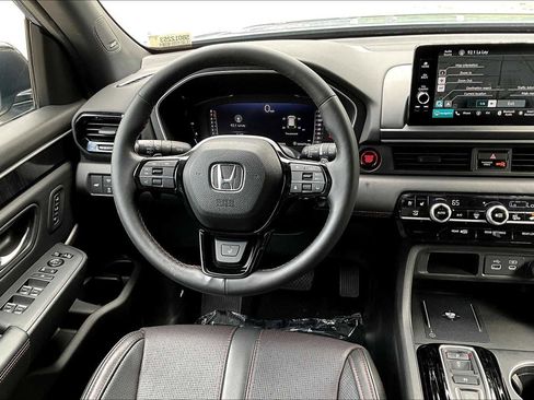 Used 2025 Honda Pilot Black Edition image 7