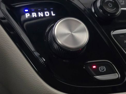 Used 2024 Chrysler Pacifica Touring-L image 37