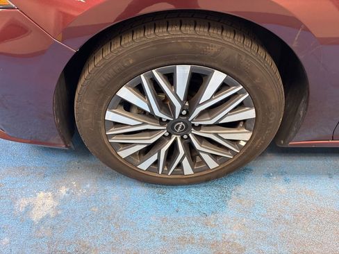 Used 2024 Nissan Altima 2.5 SV FWD image 14