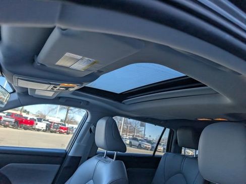 Used 2022 Toyota Highlander XLE image 3