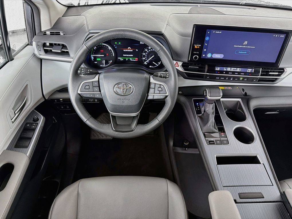 Used 2025 Toyota Sienna XLE FWD image 28