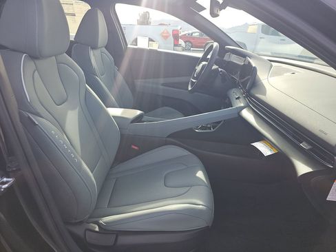 Used 2025 Hyundai Elantra Limited image 7