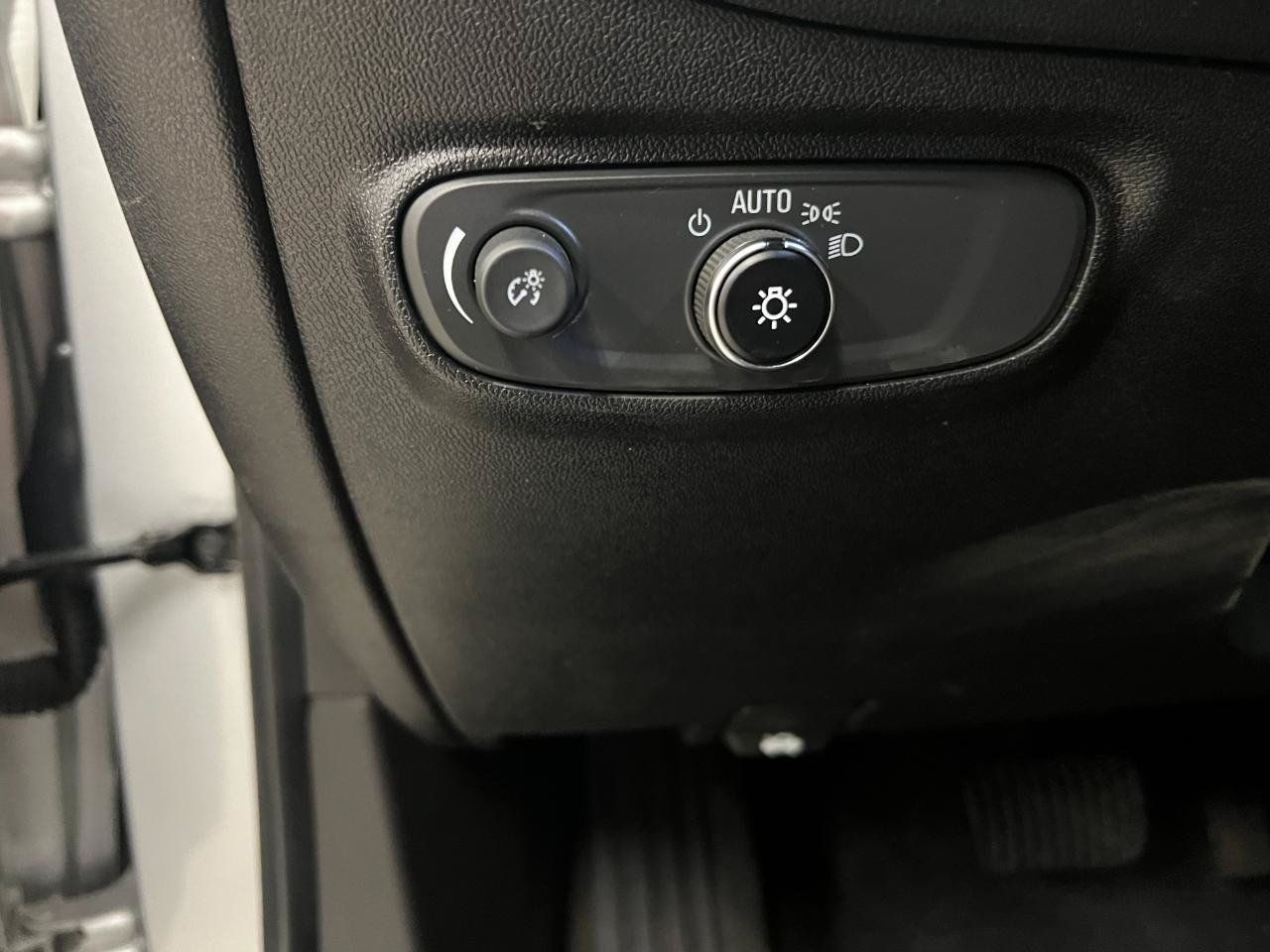 Used 2018 Chevrolet Equinox LT FWD image 34