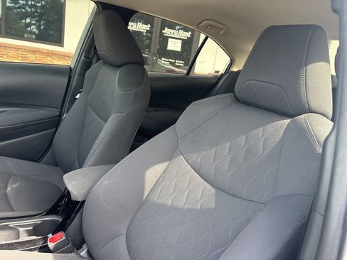 Used 2020 Toyota Corolla LE FWD image 3