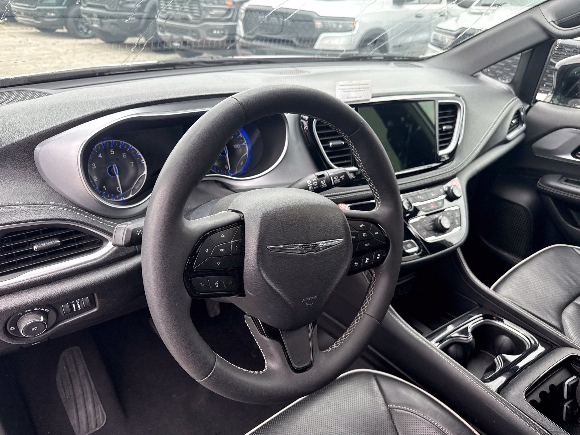 Used 2025 Chrysler Pacifica Limited FWD image 10