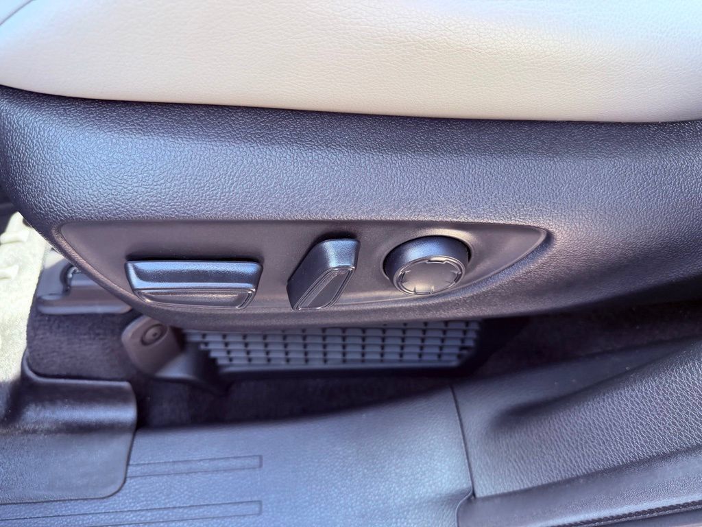 Used 2026 Toyota Sienna XLE FWD image 21