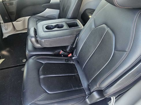 Used 2018 Chrysler Pacifica Touring-L w/ Advanced Safetytec Group FWD image 22