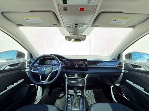 Certified 2025 Volkswagen Taos SE image 6