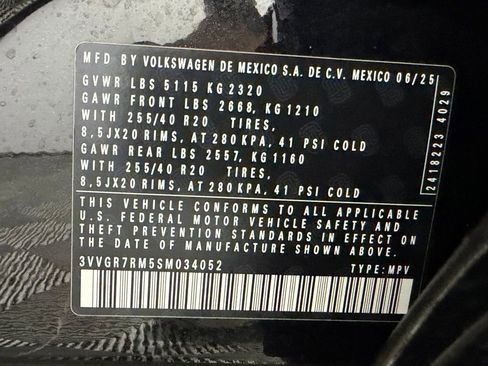 Used 2025 Volkswagen Tiguan SE R-Line image 33