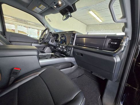 Used 2025 Ford F250 Lariat w/ Chrome Package image 28