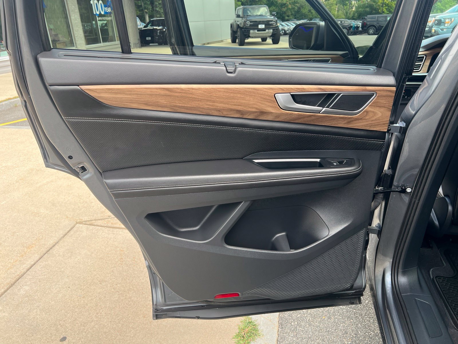 Used 2024 Volkswagen Atlas SE w/ Panoramic Sunroof Package AWD/4WD image 15