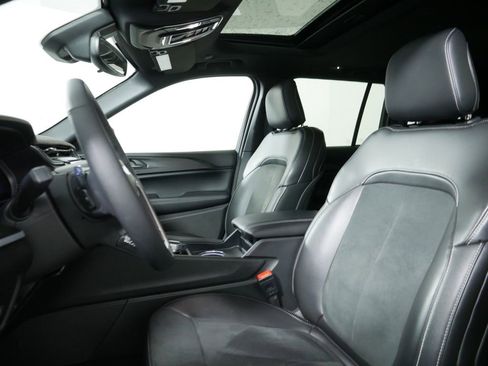 Certified 2024 Jeep Grand Cherokee Altitude image 33